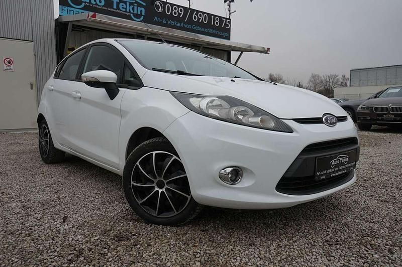 Frost weiã Gebraucht 2012 Ford Fiesta Kleinwagen | 6.890 € (Teuer) - Bild 1/3
