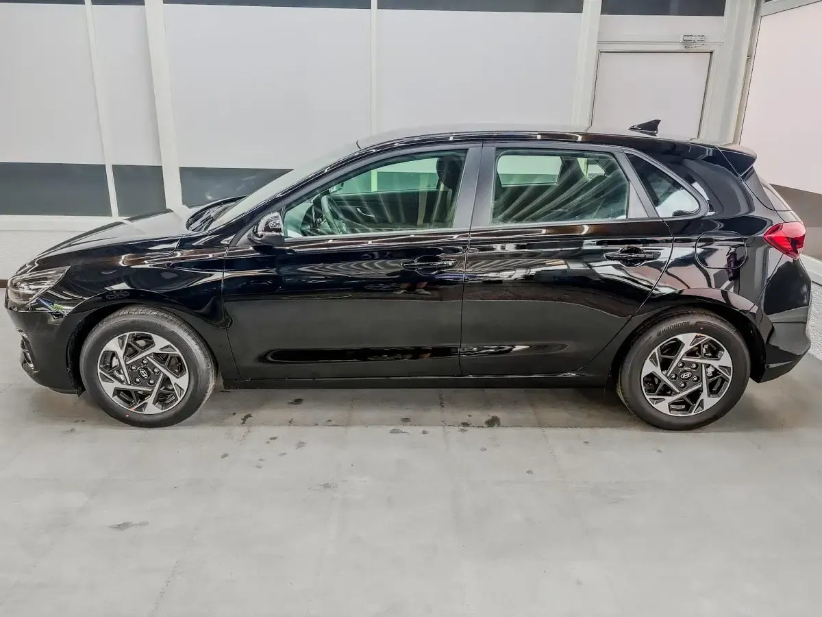 Neu Hyundai i30 Style 115 PS (84 kW) 2025 Abyss black a2b Limousine
