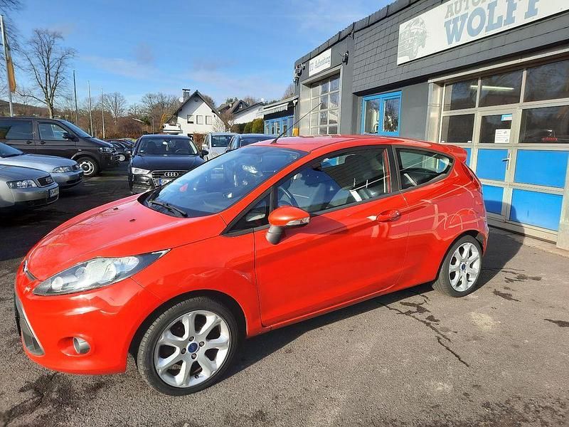 Gebraucht Ford Fiesta Champions Edition 82 PS (60 kW) 2012 Rot Kleinwagen