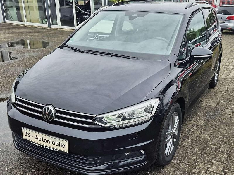 Deep black perleffekt Gebraucht 2023 VW Touran Van / Kleinbus | 32.500 € (Fairer Preis) - Bild 1/4