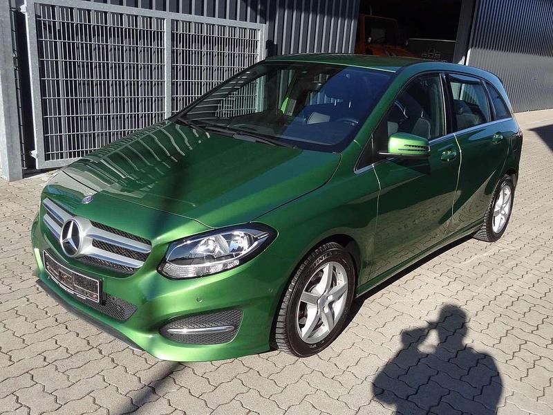 Gebraucht Mercedes B180 122 PS (89 kW) 2017 Elbait gruen  metallic Van / Kleinbus