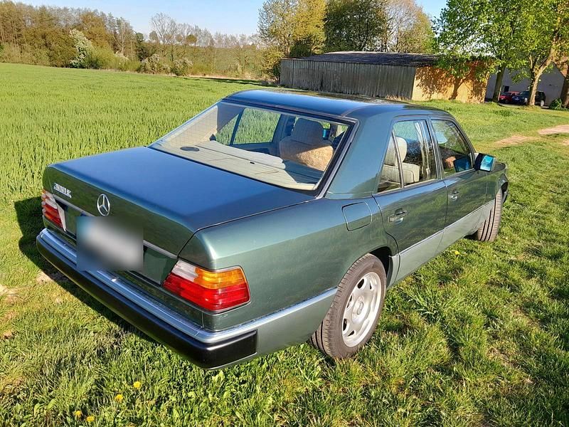 Second-hand Mercedes E300 180 CP (132 kW) 1992 Verde Berlinǎ