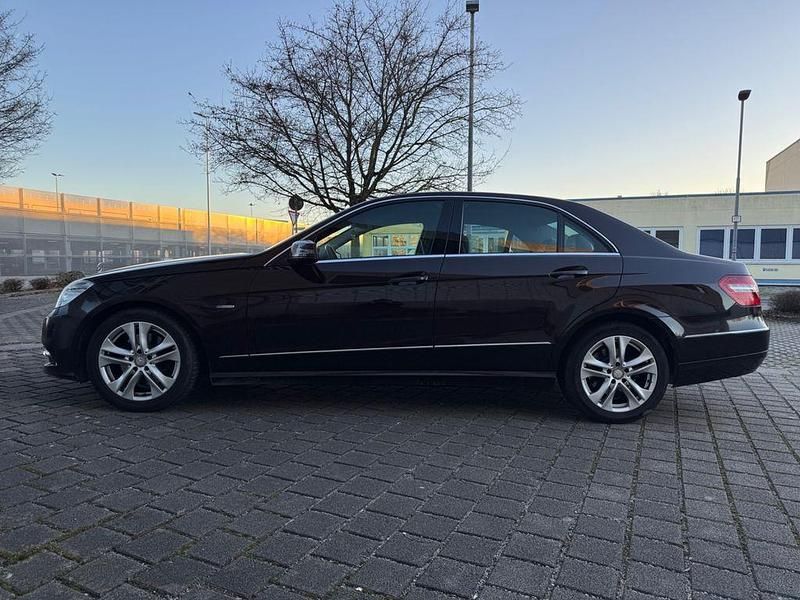 Second-hand Mercedes E250 204 CP (150 kW) 2010 Maro Berlinǎ