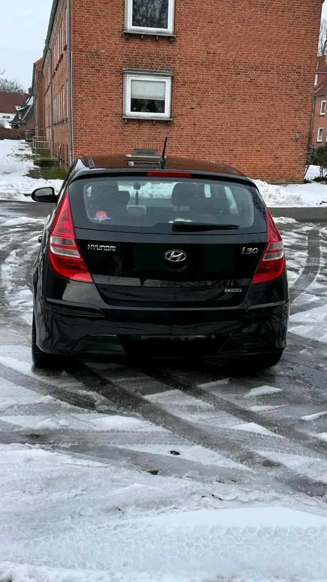 Gebraucht Hyundai i30 90 PS (66 kW) 2011 Schwarz Kleinwagen