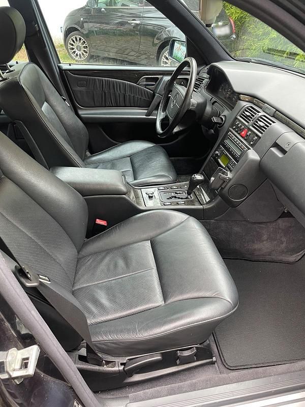 Gebraucht Mercedes E420 279 PS (205 kW) 1996 Blau Limousine