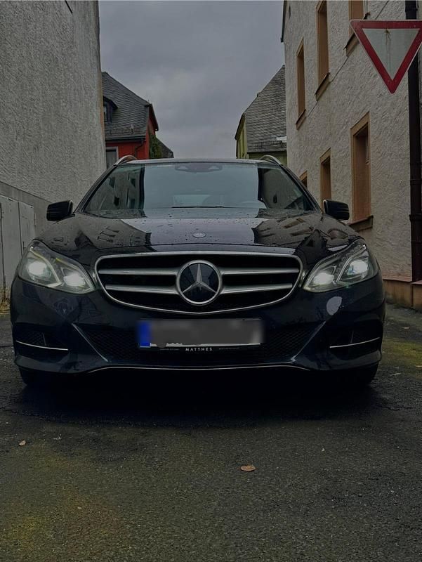Schwarz Gebraucht 2013 Mercedes E250 Kombi | 15.900 € (Fairer Preis) - Bild 1/4