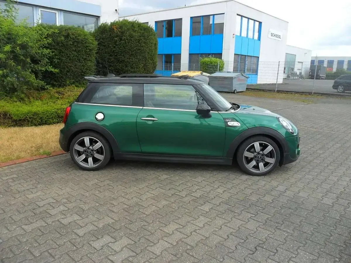Gebraucht Mini Cooper SD 170 PS (125 kW) 2019 British racing green iv Kleinwagen