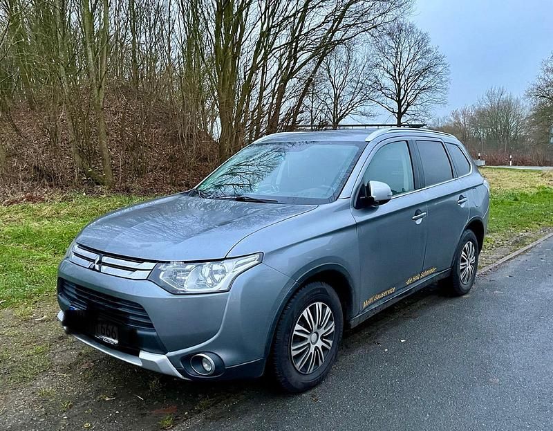 Grau Gebraucht 2015 Mitsubishi Outlander Diamant Edition SUV | 8.999 € (Guter Preis) - Bild 1/4