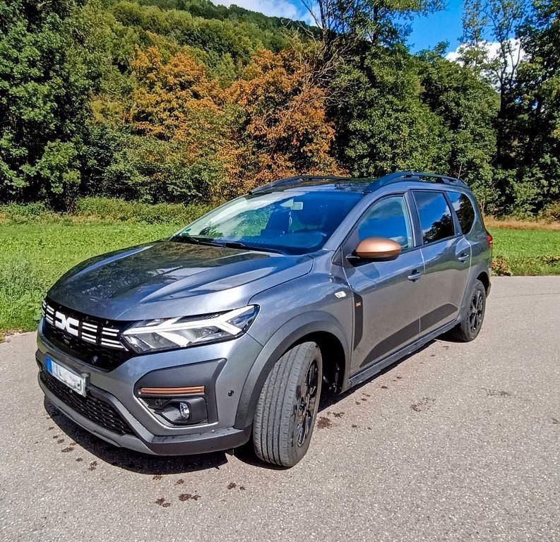 Grau Gebraucht 2023 Dacia Jogger Extreme Limousine | 18.500 € (Fairer Preis) - Bild 1/4