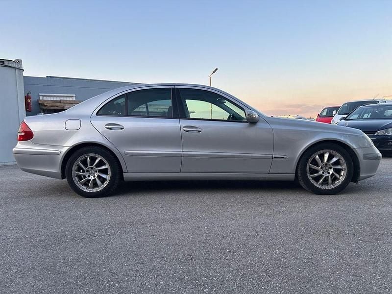 Silber Gebraucht 2003 Mercedes E220 Limousine | 2.990 € (Superpreis) - Bild 1/4