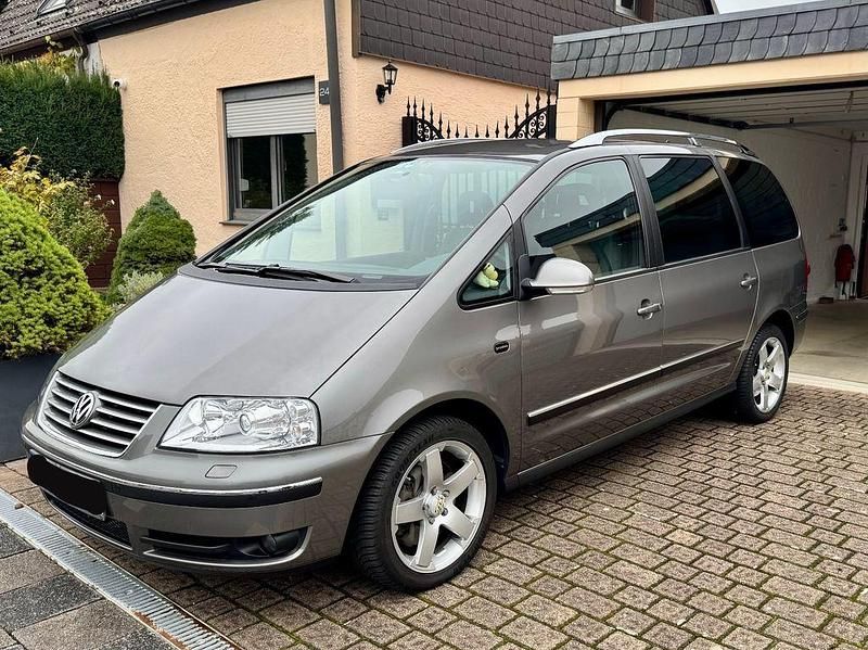 Grau Gebraucht 2007 VW Sharan Comfortline Van / Kleinbus | 9.500 € - Bild 1/4