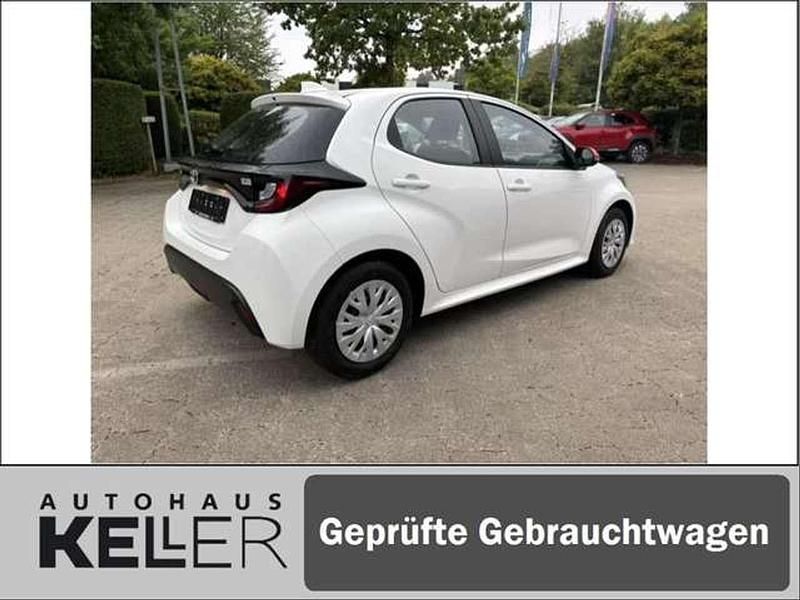 Gebraucht Toyota Yaris Cool 72 PS (52 kW) 2022 Schneeweiß Kleinwagen