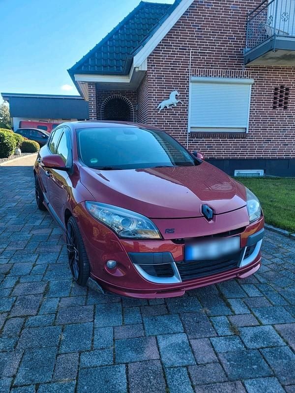 Rot Gebraucht 2009 Renault Mégane III R.S. Limousine | 5.490 € (Etwas zu teuer) - Bild 1/4