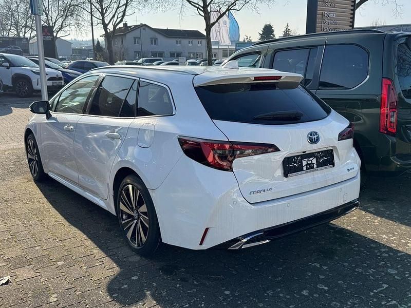 Neu Toyota Corolla 196 PS (144 kW) 2026 Super white 2 Kombi