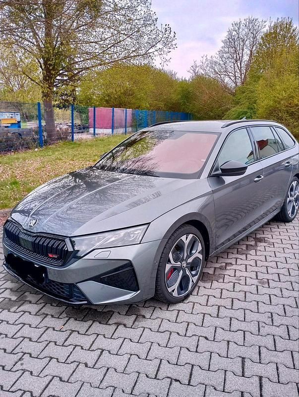 Grau Gebraucht 2025 Skoda Octavia RS Kombi | 39.500 € (Superpreis) - Bild 1/4