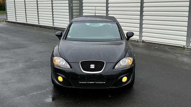 Schwarz Gebraucht 2012 Seat Leon Reference Limousine | 3.300 € (Teuer) - Bild 1/4