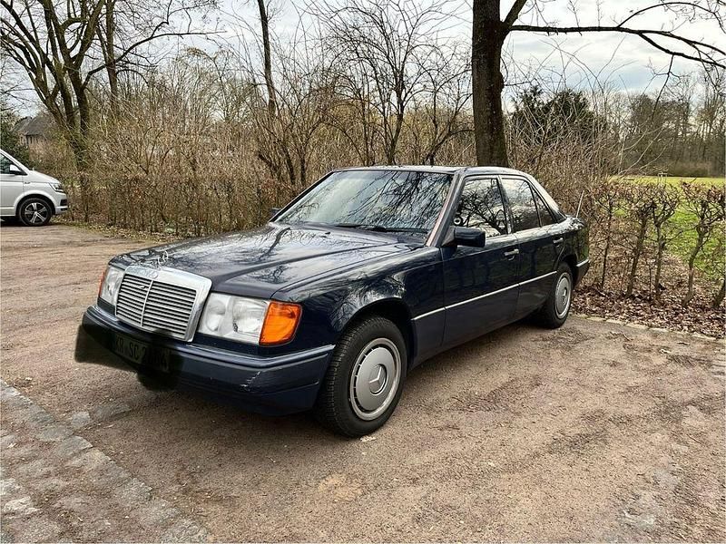 Blau Gebraucht 1992 Mercedes E200 Limousine | 2.800 € - Bild 1/4