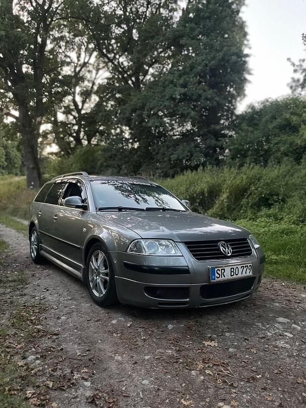 Grau Gebraucht 2002 VW Passat Kombi | 800 € (Superpreis) - Bild 1/4