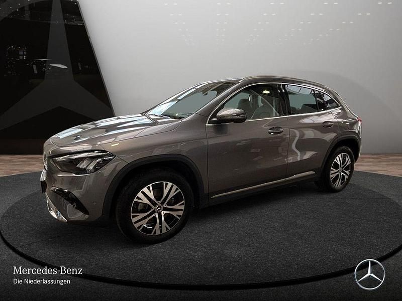Gebraucht Mercedes GLA200 Progressive 163 PS (119 kW) 2024 Grau SUV
