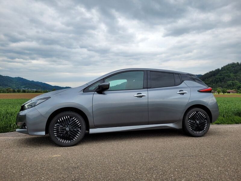 Grau Gebraucht 2022 Nissan Leaf N-Connecta Kleinwagen | 18.500 € (Guter Preis) - Bild 1/4