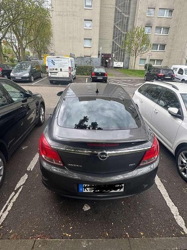 Grau Gebraucht 2012 Opel Insignia Design Edition Limousine | 6.400 € (Fairer Preis) - Bild 1/4