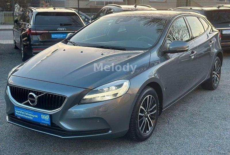 Gebraucht Volvo V40 Momentum 122 PS (89 kW) 2018 Grau Limousine
