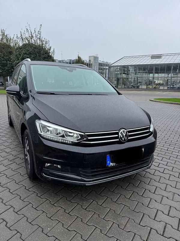 Schwarz Gebraucht 2023 VW Touran Active Van / Kleinbus | 25.900 € (Fairer Preis) - Bild 1/4
