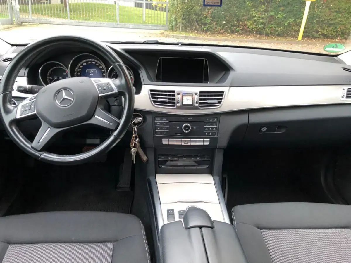 Gebraucht Mercedes E250 211 PS (155 kW) 2015 Schwarz Limousine