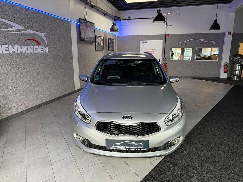 Gebraucht Kia Ceed Spirit 135 PS (99 kW) 2013 Silber Kleinwagen