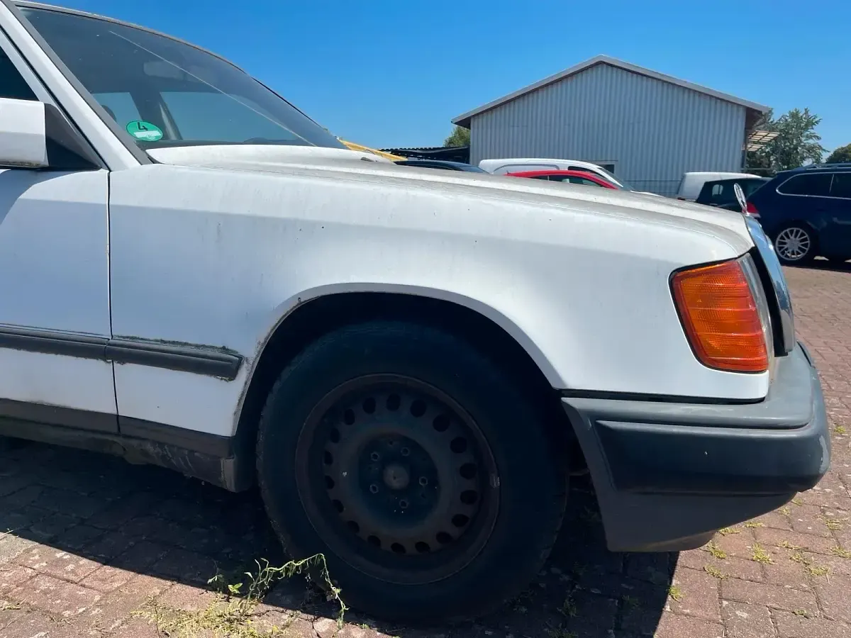 Gebraucht Mercedes E260 161 PS (118 kW) 1987 Weiß Limousine