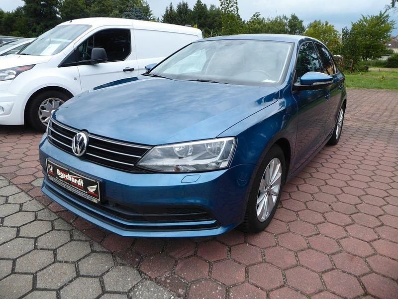 Blau Gebraucht 2015 VW Jetta Basis Limousine | 10.495 € (Etwas zu teuer) - Bild 1/4