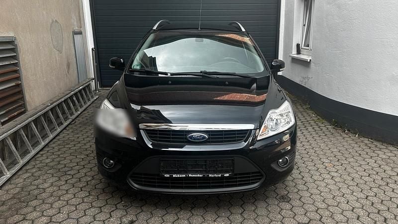 Schwarz Gebraucht 2010 Ford Focus Limousine | 1.950 € (Superpreis) - Bild 1/4