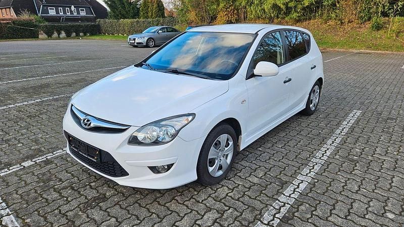 Weiß Gebraucht 2010 Hyundai i30 Edition+ Limousine | 1.500 € (Superpreis) - Bild 1/4