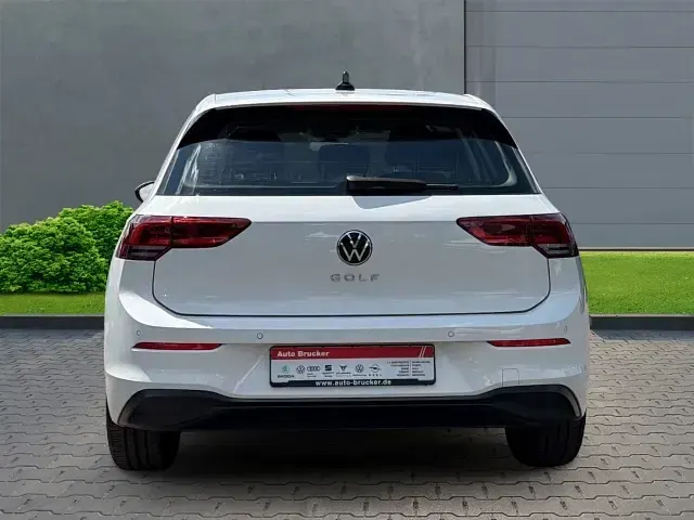 Gebraucht VW Golf VIII Life 131 PS (96 kW) 2022 Weiss Limousine