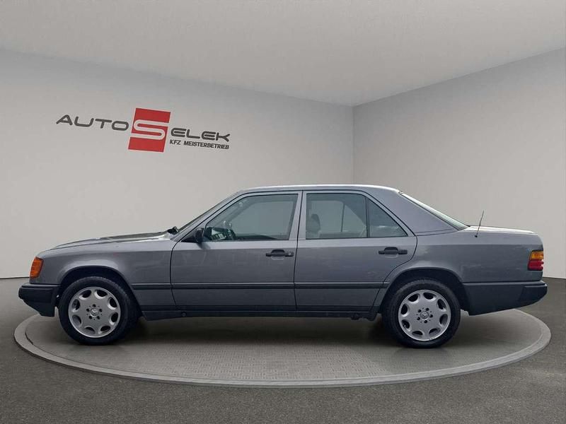 Gebraucht Mercedes E200 105 PS (77 kW) 1988 Blau Limousine