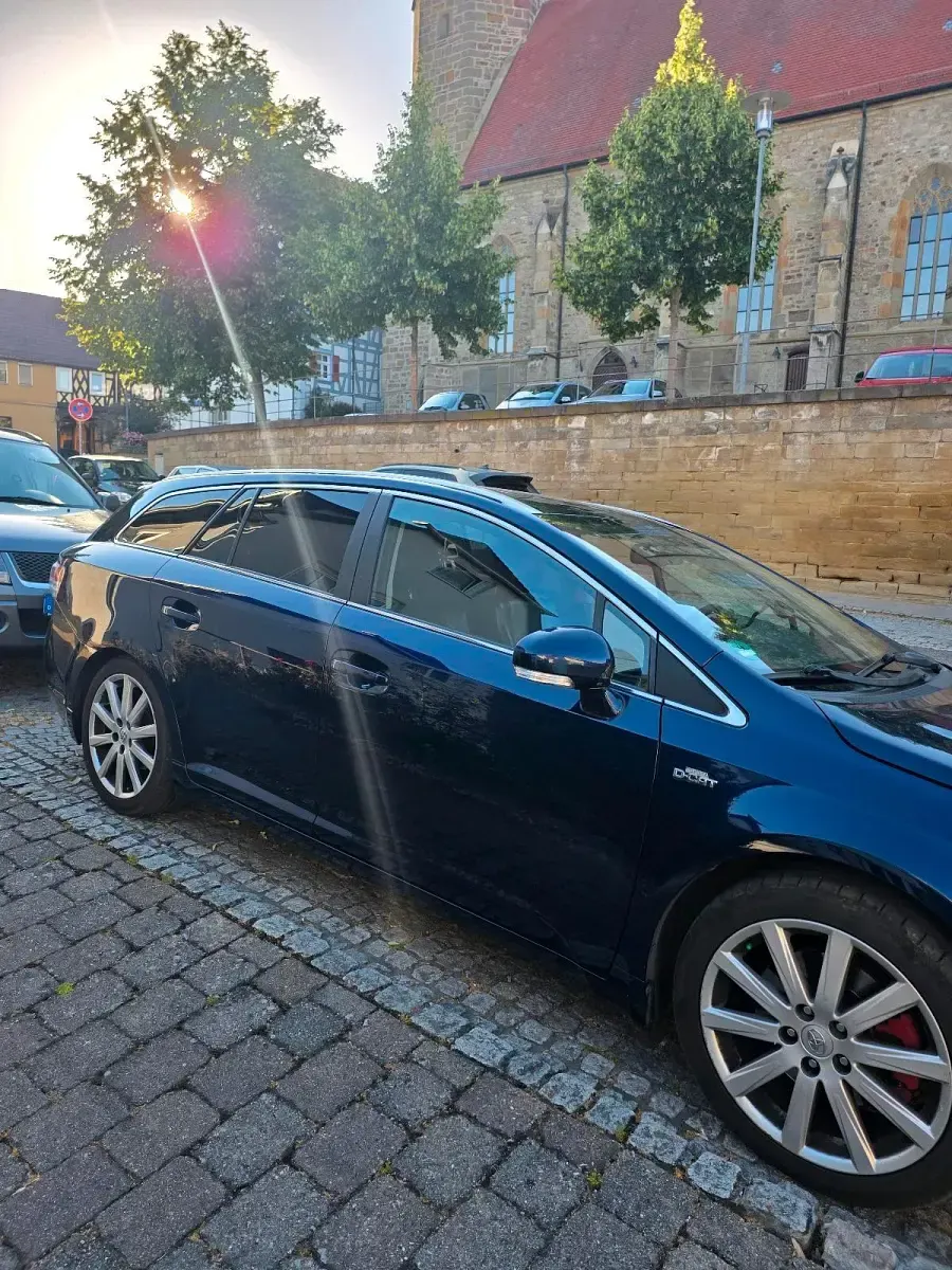 Gebraucht Toyota Avensis Executive 150 PS (110 kW) 2011 Blau Kombi
