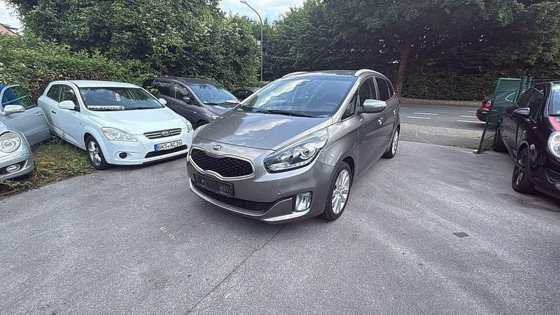Silber Gebraucht 2015 Kia Carens DREAM-TEAM Edition Van / Kleinbus | 8.990 € (Guter Preis) - Bild 1/4