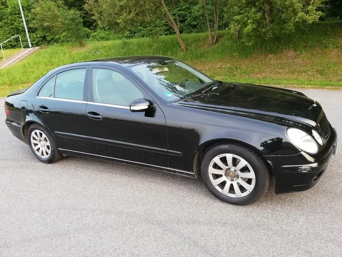 Gebraucht Mercedes E220 Classic 150 PS (110 kW) 2004 Schwarz Limousine