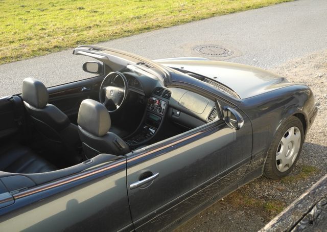 Gebraucht Mercedes CLK200 Elegance 222 PS (163 kW) 2001 Schwarz metallic Cabrio