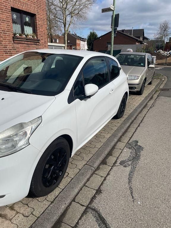 Gebraucht Peugeot 208 Active 82 PS (60 kW) 2012 Weiß Kleinwagen