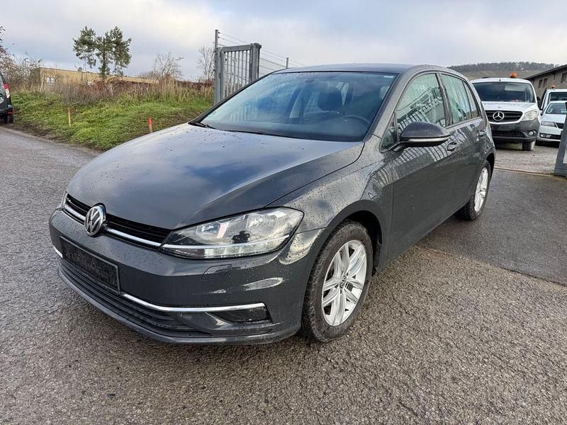 Grau Gebraucht 2019 VW Golf VII Comfortline Limousine | 10.990 € (Fairer Preis) - Bild 1/4