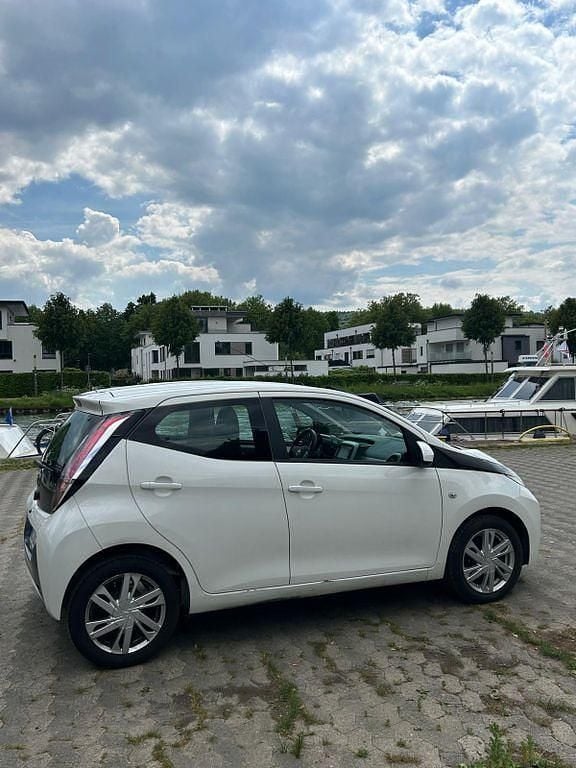 Weiß Gebraucht 2014 Toyota Aygo X-play Kleinwagen | 5.000 € (Fairer Preis) - Bild 1/4