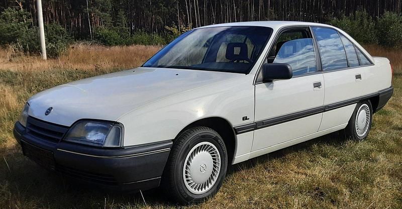 Weiß Gebraucht 1987 Opel Omega Limousine | 2.950 € - Bild 1/4
