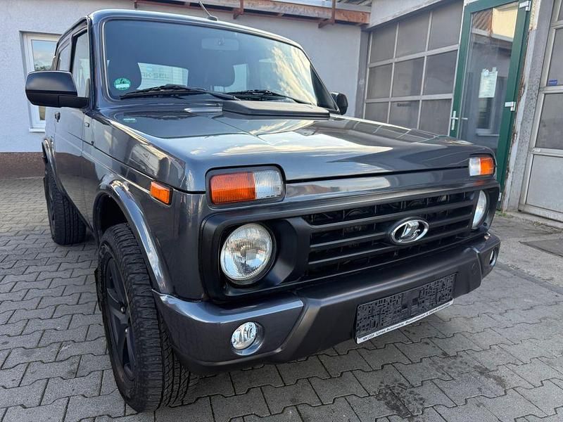 Grau Gebraucht 2022 Lada niva SUV | 18.240 € (Teuer) - Bild 1/4