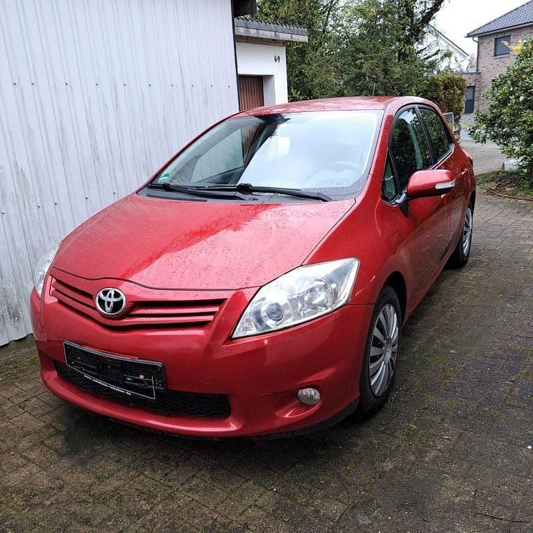 Gebraucht Toyota Auris Edition 99 PS (72 kW) 2012 Rot Limousine