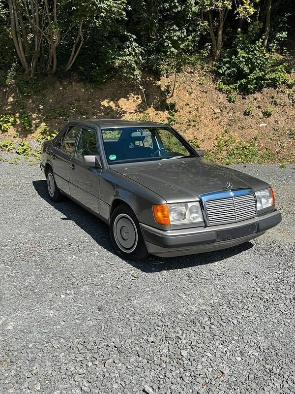 Gebraucht 1989 Mercedes E200 Limousine | 1.850 € - Bild 1/4