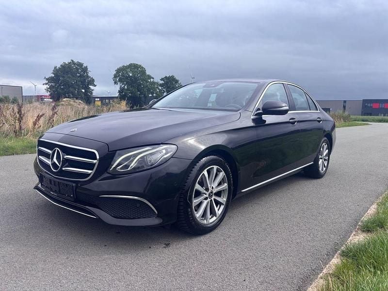 Schwarz Gebraucht 2018 Mercedes E200 Avantgarde Limousine | 13.450 € - Bild 1/4