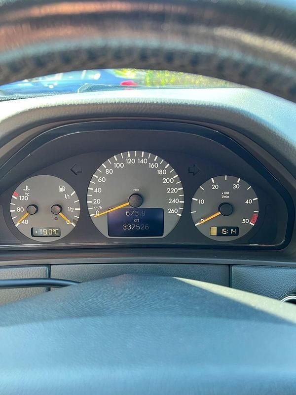 Gebraucht Mercedes E270 Avantgarde 170 PS (125 kW) 2000 Violet Kombi