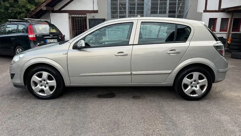 Gebraucht Opel Astra 116 PS (85 kW) 2008 Gold Limousine