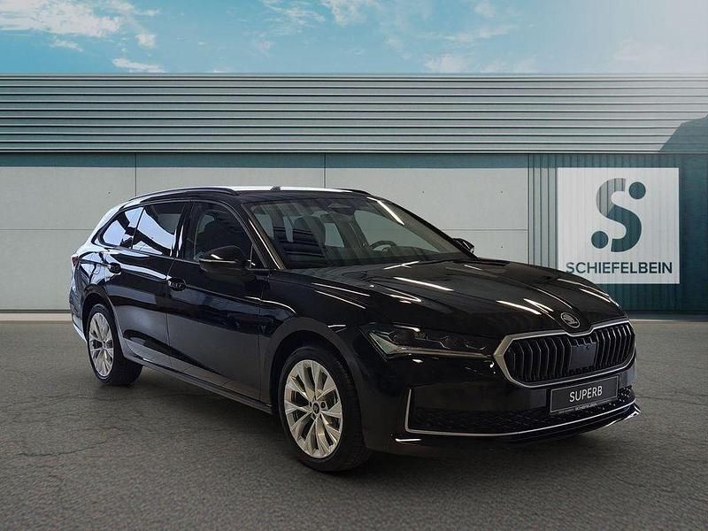 Neu Skoda Superb Selection 193 PS (141 kW) 2025 Ebony schwarz metallic Kombi